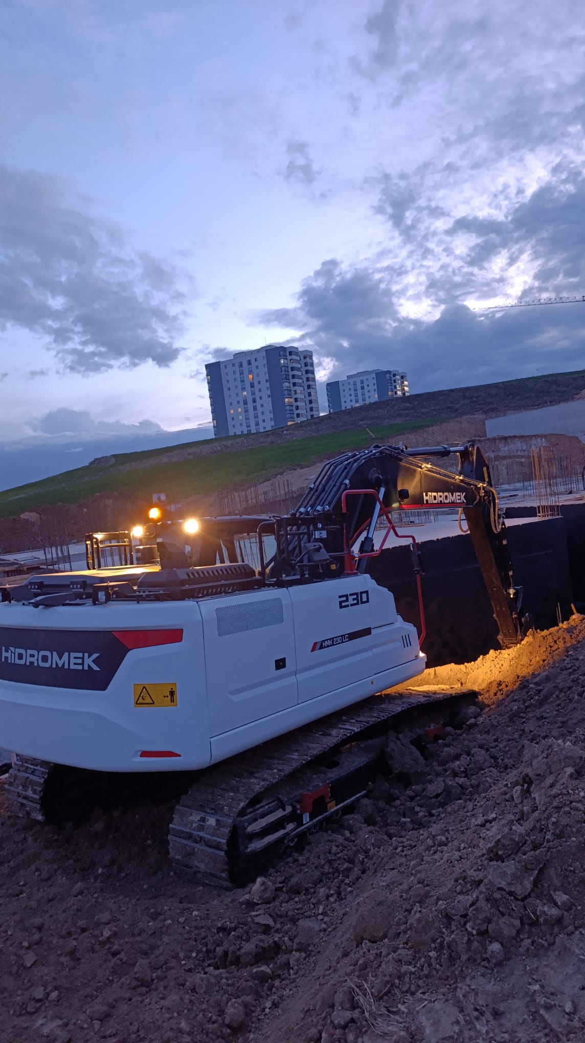 Güven Hafriyat Hidromek 230 iş makinesi sahada